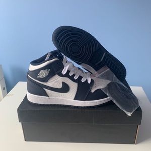 Jordan 1 Obsidian Metallic Gold White Mid